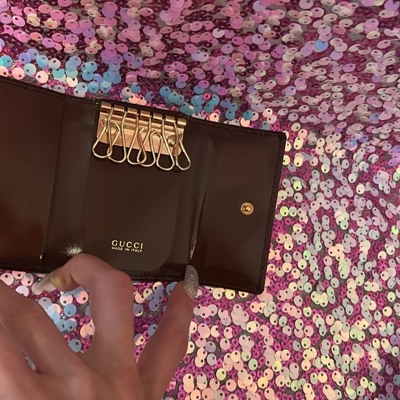 Elegant Gucci Burgundy key holder with Bamboo Accent - Picture 6 of 8